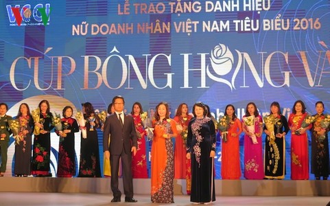 越南工商会举行越南优秀女企业家称号授予仪式