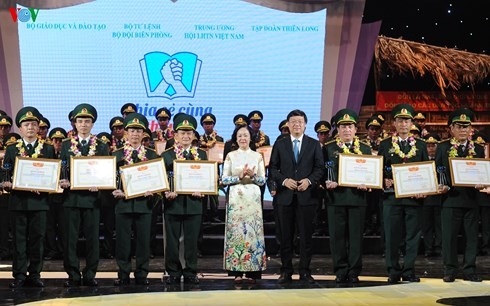 “绿色肩章战士帮助儿童上学读书”60名边防战士典型表彰会 