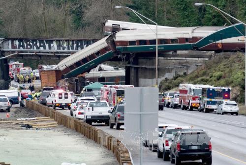  美国华盛顿州火车脱轨 致80多人死伤