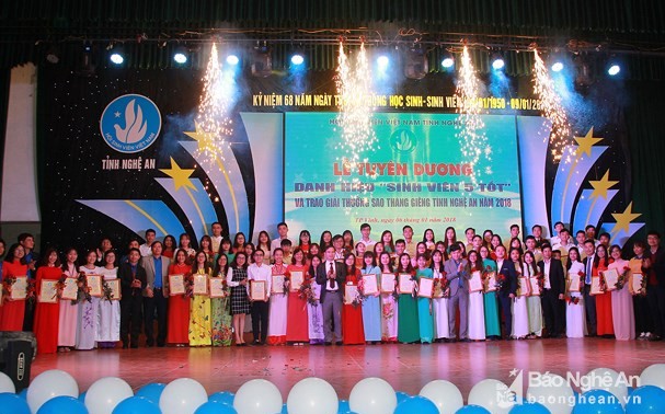 义安省举行“五好大学生”表彰会暨“正月之星”奖颁奖仪式