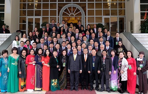 越南党、国家和政府领导人会见回国过年越侨