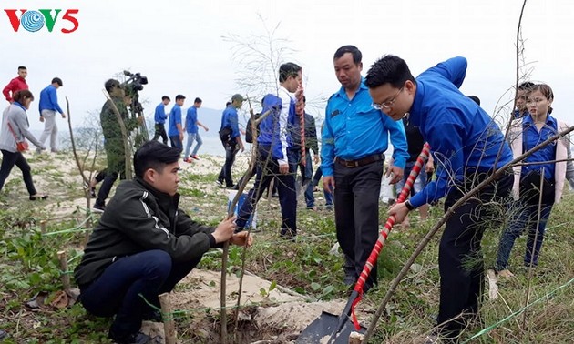越南多个地方启动“2018年植树节”保护环境