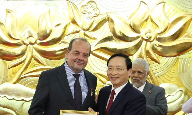  越友联向智利驻越大使授予“为了各民族和平友好”纪念章