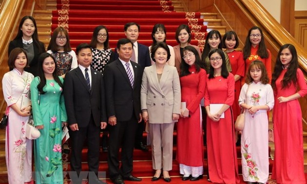 韩国总统夫人金正淑会见越南留学生