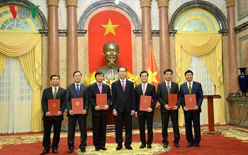 越南国家主席陈大光向外交干部授予大使衔