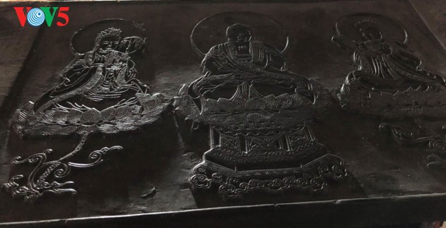 在补陀寺观赏世界上最古老的柿木佛经刻板