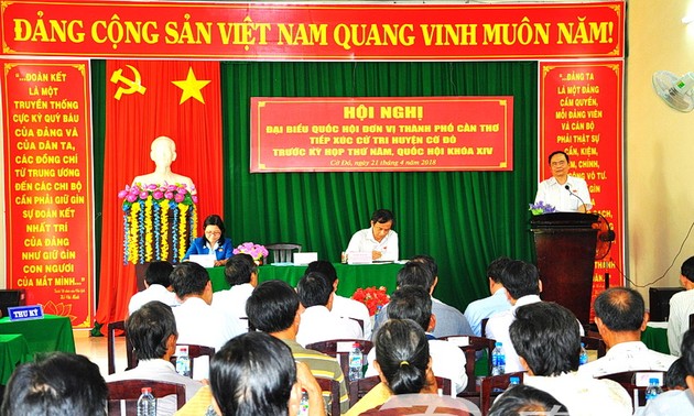 越南祖国阵线中央委员会主席陈清敏接触芹苴市选民