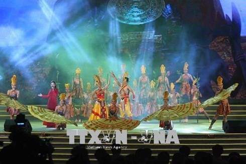 庆祝2018雄王庙会的街头民间文化节和艺术晚会举行