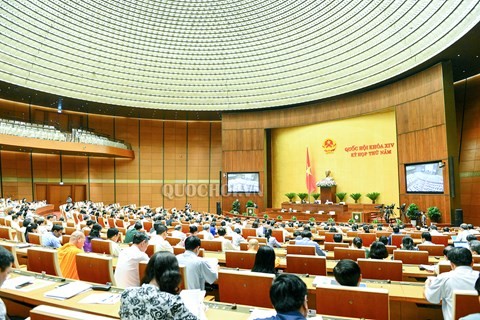 越南国会听取《教育法修正案（草案）》呈文和审查报告