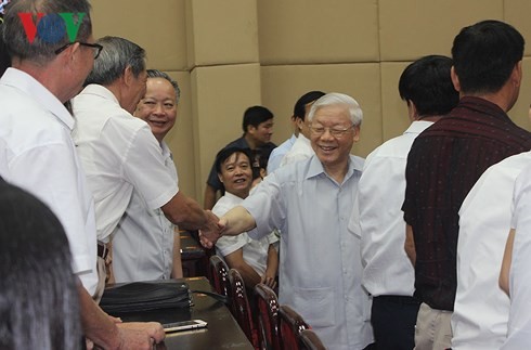 越南十四届国会五次会议结束后 阮富仲与选民进行接触