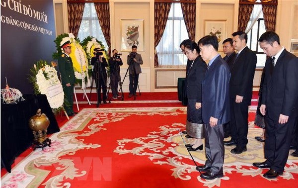 越南驻各国大使馆举行原越共中央总书记杜梅吊唁仪式并设置吊唁簿