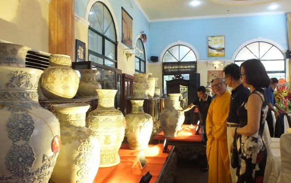 浮雕越南传统花纹的陶瓷百瓶创越南纪录