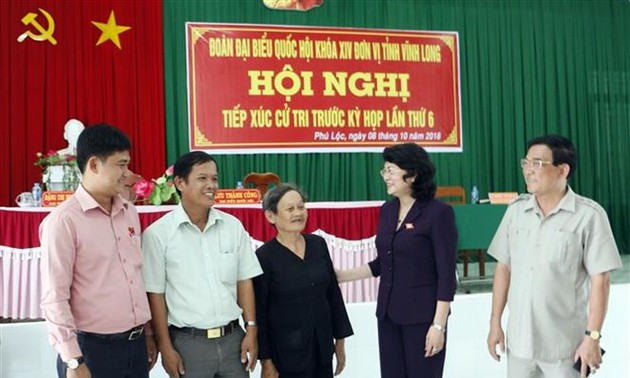 越南各地国会代表团接触选民