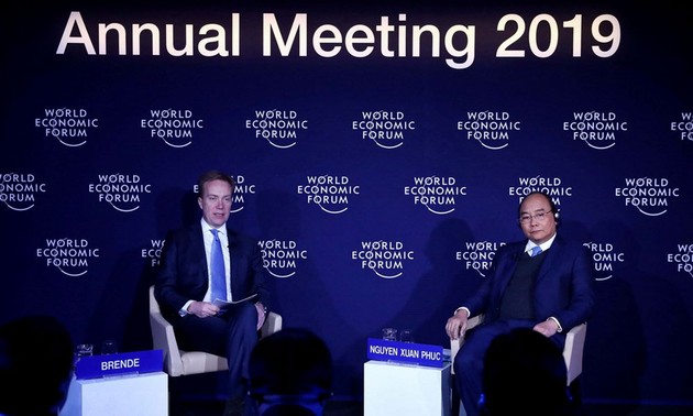 越南政府总理阮春福与世界经济论坛总裁博尔格·布伦德举行对话会