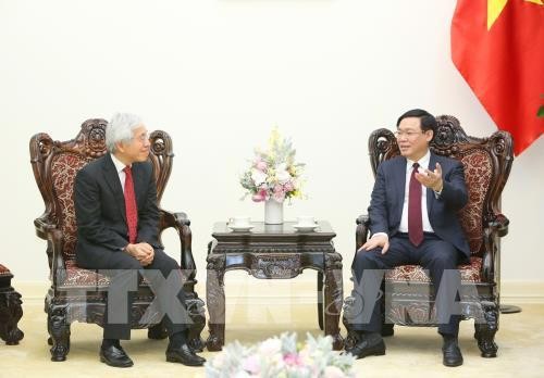越南政府副总理王庭惠会见日本控股集团首席执行官伸足立