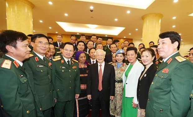 越共中央总书记、国家主席阮富仲会见在建设强大的全民国防阵势中的先进典型