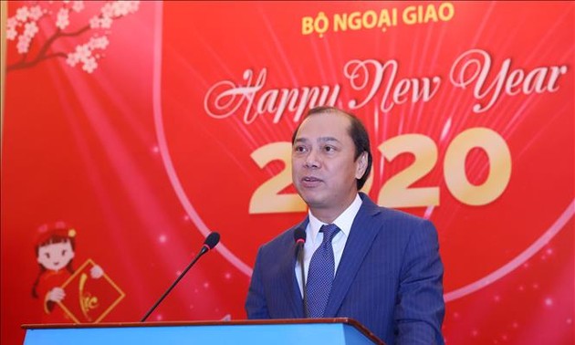 2020新年之际 越南外交部副部长阮国勇会见外国驻越记者和新闻随员