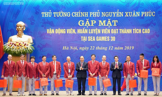 阮春福总理会见参加第30届东南亚运动会的越南体育代表团