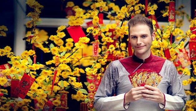 外国人喜迎越南传统春节