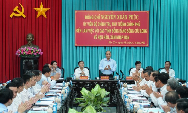 阮春福总理与九龙江平原各省就干旱和咸潮入侵问题举行工作会议