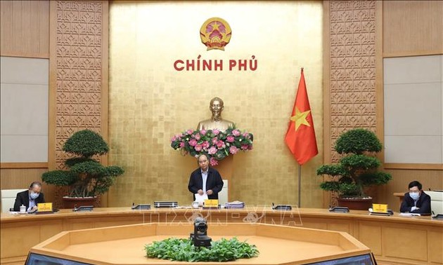 越南政府总理主持召开政府常务委员会关于疫情防控工作的会议