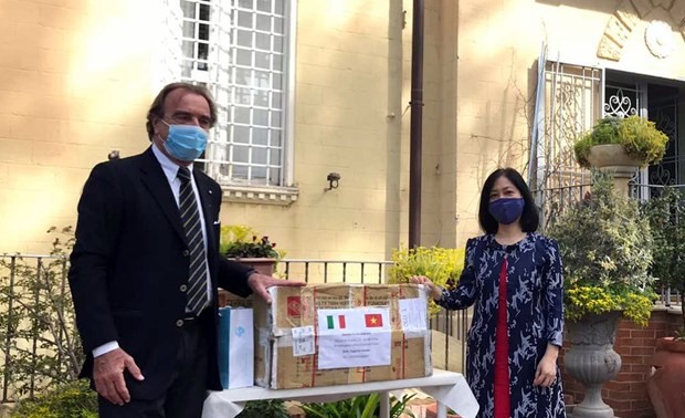 越南驻意大利大使馆与所在国携手抗击流行病