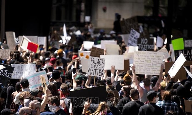 美国民众继续举行游行示威抗议种族歧视