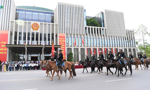 越南国会代表出席机动骑警团亮相巡行活动