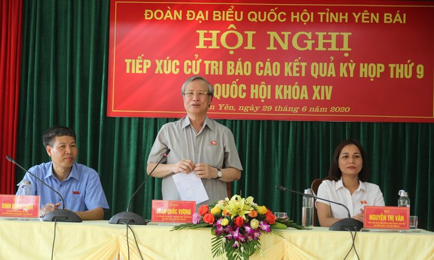 越共中央政治局委员、书记处常务书记陈国旺接触安沛省选民