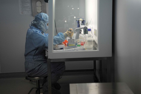 越南疫苗和生物制品研究院将新冠肺炎疫苗样本送往美国试验