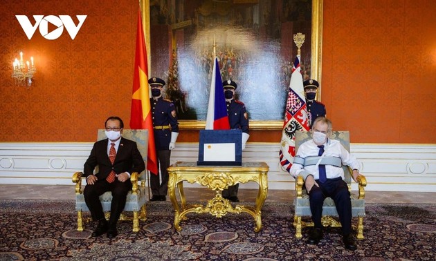 越南驻捷克大使向捷克总统递交国书