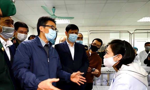 越南政府副总理武德担看望参加新冠疫苗试验的志愿者