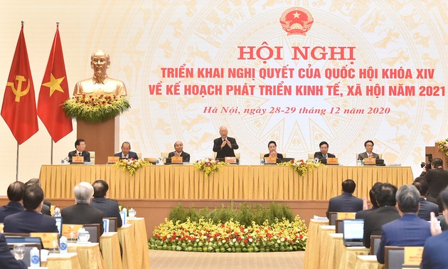 越共中央总书记、国家主席阮富仲指导越南政府与各地视频会议