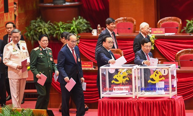 1月31日越共十三届中央委员会投票选举越共中央总书记、政治局委员
