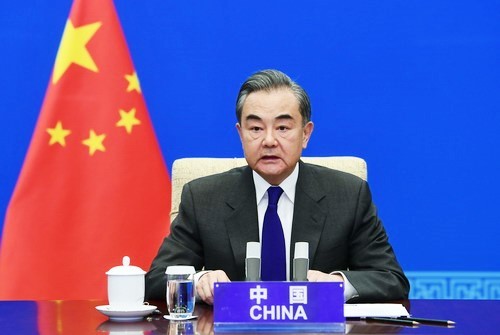 中国外长王毅就推动中美关系重回正轨提出四点建议