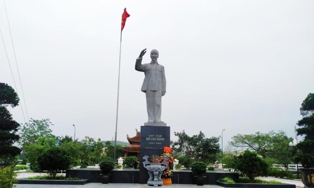 胡志明主席塑像屹立在东北蓝天下