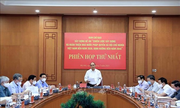 阮春福主持2030年越南建设和完善社会主义法治国家战略及2045年方向提案制定指导委员会第一次会议