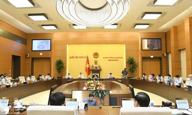 越南国会常委会会议就2021至2025年阶段重组经济结构计划提供意见