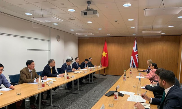 越南公安部部长苏林与英国内政大臣举行会谈
