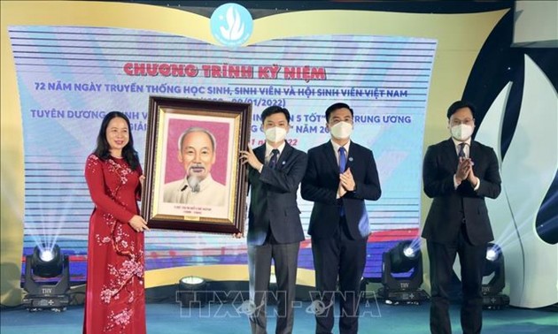 越南大学生协会成立72周年庆祝活动