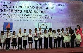 Vice President Nguyen Thi Doan grants children with difficulties scholarships
