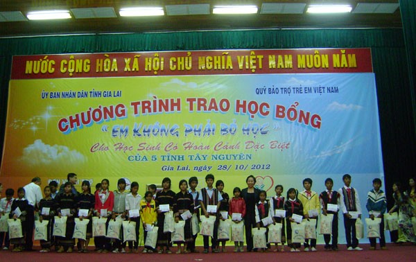 Vice President Nguyen Thi Doan presents scholarship to disadvantaged children 