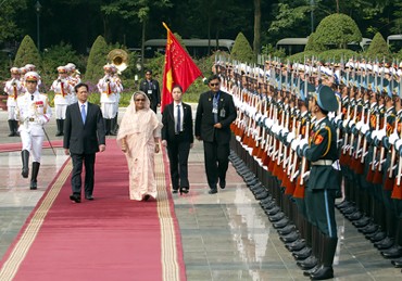 PM Nguyen Tan Dung held talks with Bangladeshi counterpart