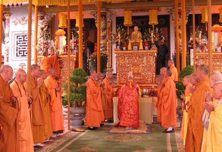 Ritual in pray for peace and prosperity in Hue attract many visitors