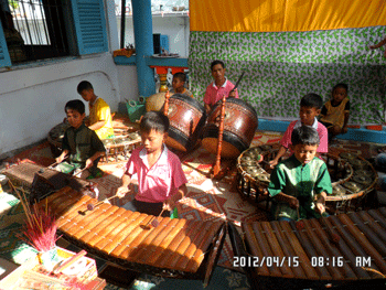 Kids playing music in Doi pagoda