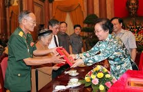 Vice President Nguyen Thi Doan received Dong Thap revolutionary veterans
