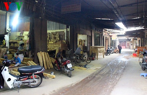 Making devotional items at Thạch Thất craft village 
