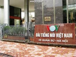 Voice of Vietnam presents Tet gifts to poor border communes