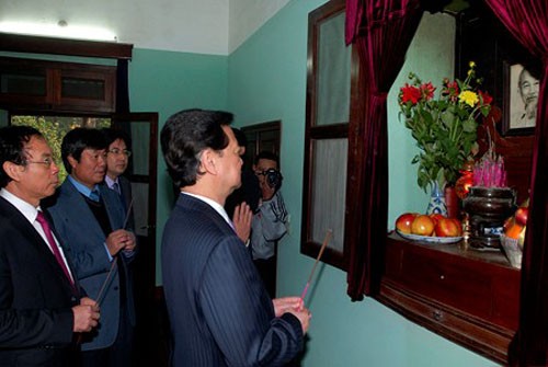 Prime Minister Nguyen Tan Dung pays tribute to President Ho Chi Minh