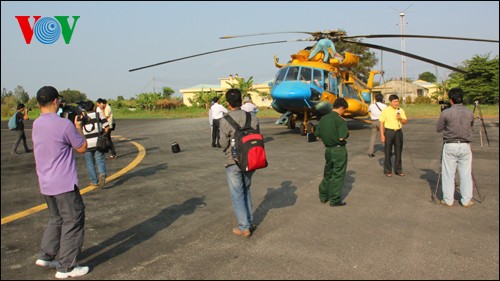 Helicopters Mi 171 leave Ca Mau airport to search missing Malaysian jet